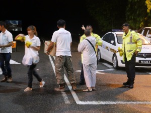 Kecharians giving out hot drinks and snacks to the government disaster relief team